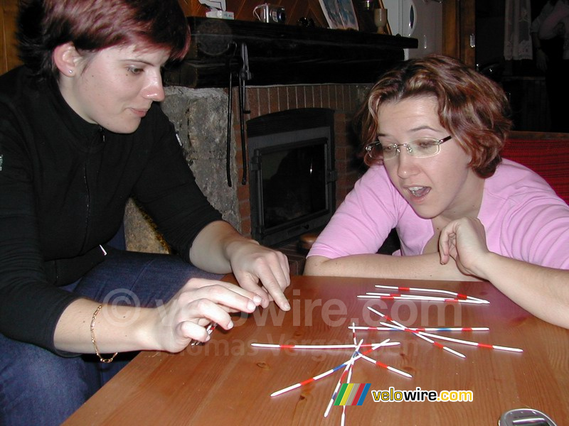 Virginie & Isabelle spelen mikado