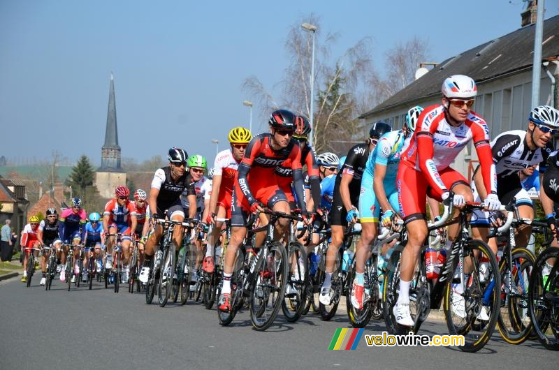 The peloton in Saint-Fargeau (3)