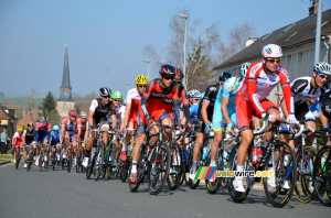 The peloton in Saint-Fargeau (3) (240x)