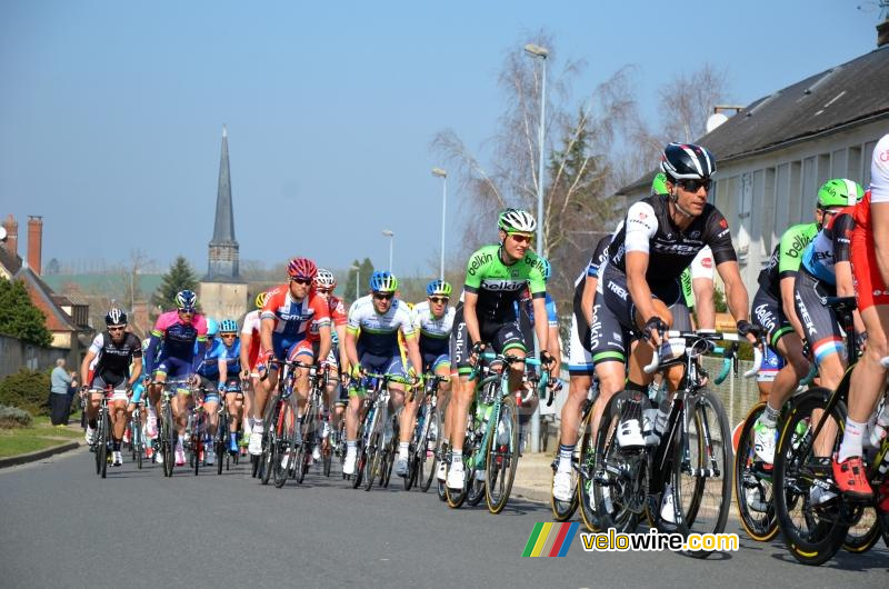 The peloton in Saint-Fargeau (4)