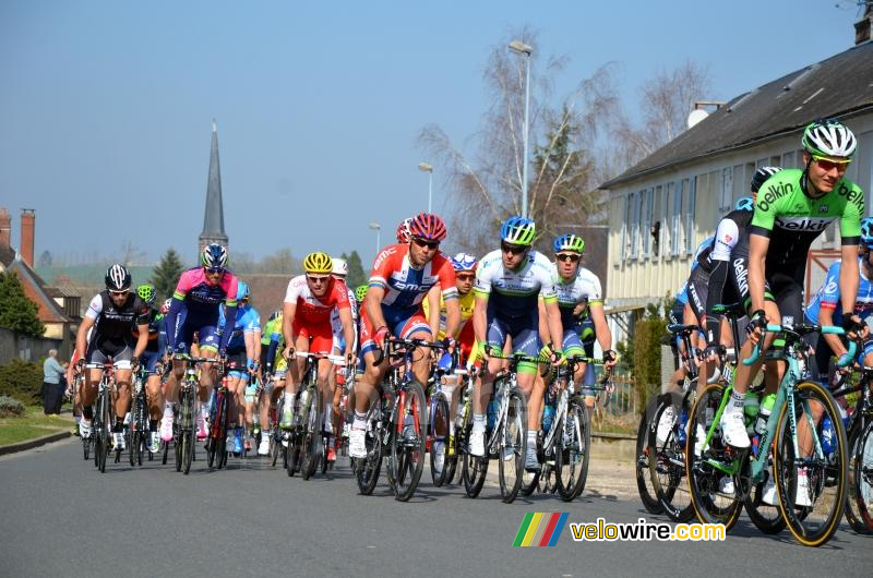 Het peloton in Saint-Fargeau (5)