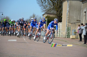 Le peloton à Bouhy (297x)