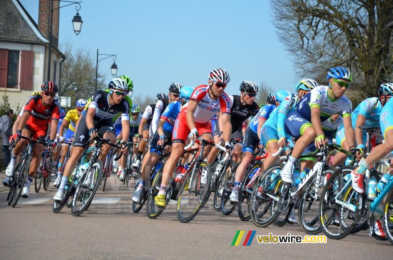 Le peloton à Bouhy (2)