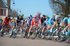 The peloton in Bouhy (2) (273x)