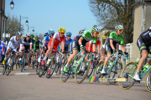 The peloton in Bouhy (3) (297x)