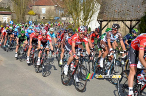Le peloton à Anlezy (384x)