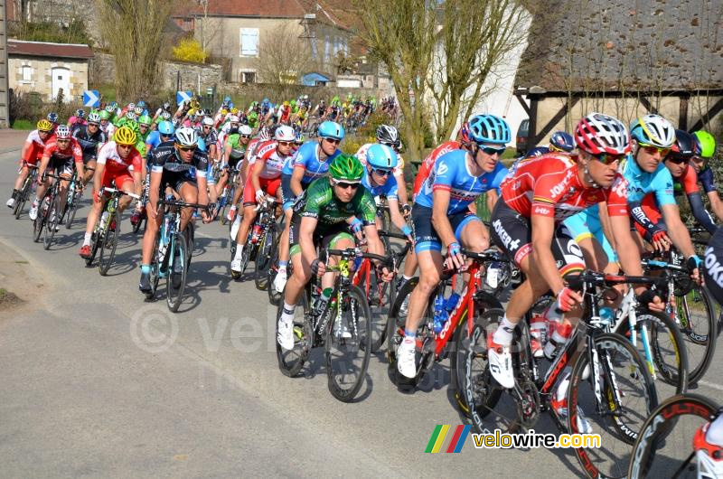 Het peloton in Anlezy (2)