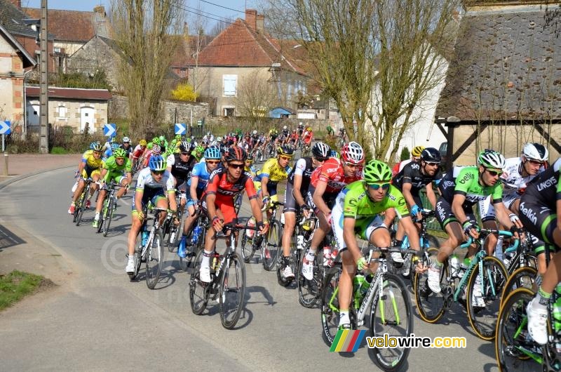 The peloton in Anlezy (3)