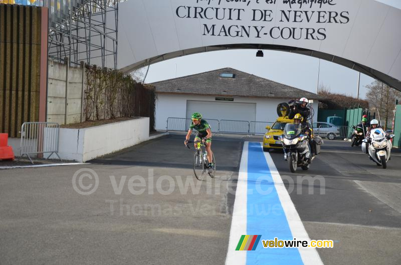 Perrig Quémeneur (Europcar) nog altijd alleen op kop bij het binnenrijden op het circuit