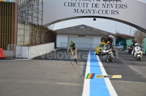 Perrig Quémeneur (Europcar) still leading solo when he arrives on the circuit (354x)
