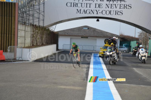 Perrig Quémeneur (Europcar) arrive encore seul en tête sur le circuit (354x)