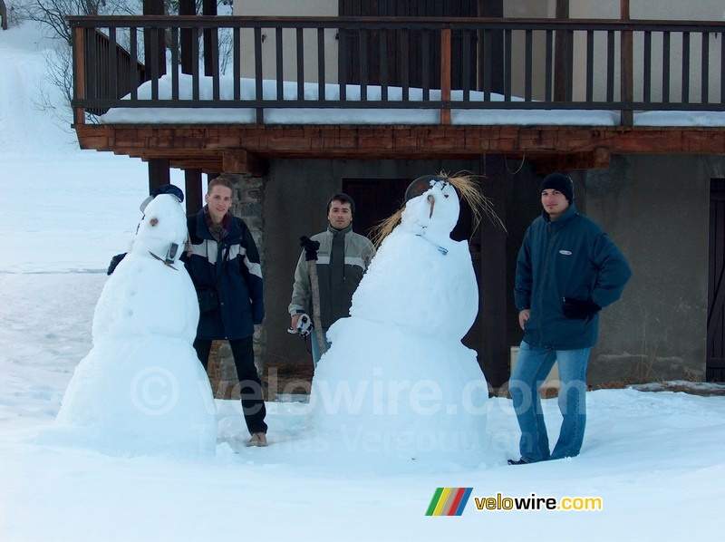 Thomas, Alvaro & Cédric met twee sneeuwpoppen