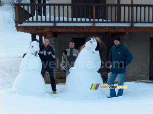 Thomas, Alvaro & Cédric with two snowmen (224x)