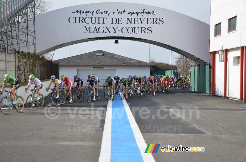 Het peloton rijdt het circuit op