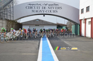 Le peloton arrive sur le circuit (347x)