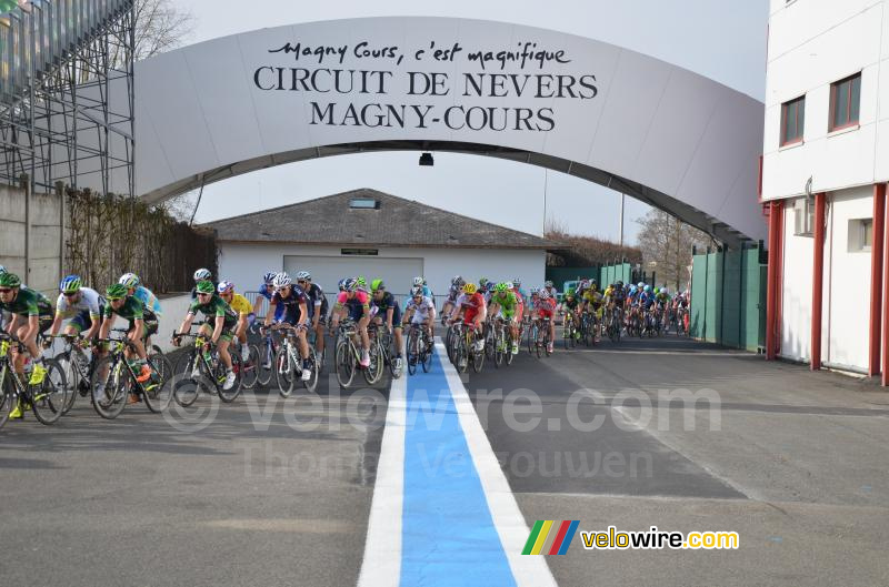 Het peloton rijdt het circuit op (2)