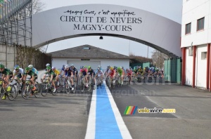 The peloton arrives on the circuit (2) (244x)
