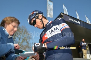 Sylvain Chavanel (IAM Cycling) signe un autographe (388x)