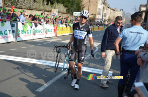 Jan Bakelants (OPQS) termine à pied avec un rayon cassé (694x)