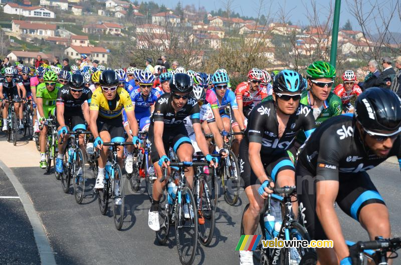 The peloton on the Côte de Saint-Martin-en-Haut