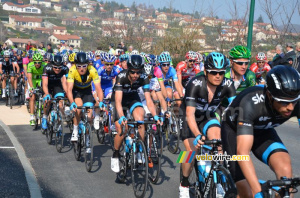 The peloton on the Côte de Saint-Martin-en-Haut (338x)