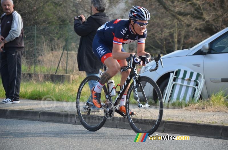 Sylvain Chavanel (IAM Cycling) alleen in de aanval in Montbressieux