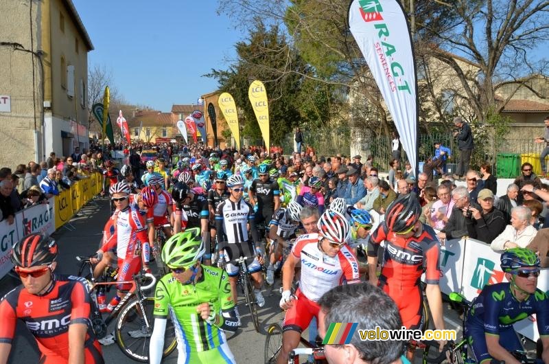 The peloton ready for the start in Saint-Saturnin-lès-Avignon