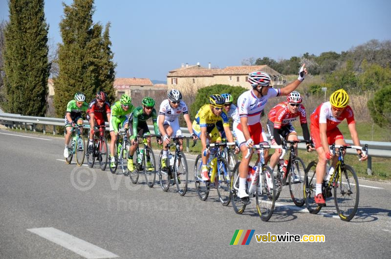 Een gesplitst peloton vlakbij Baumettes