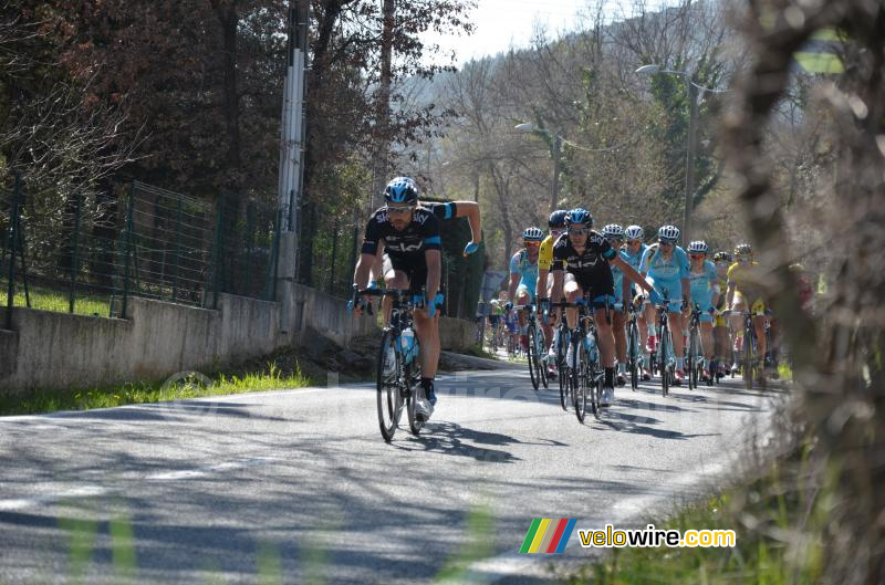 Le peloton en bas de la Côte des Tuilières