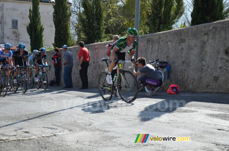 Thomas Voeckler (Europcar) voor het peloton uit