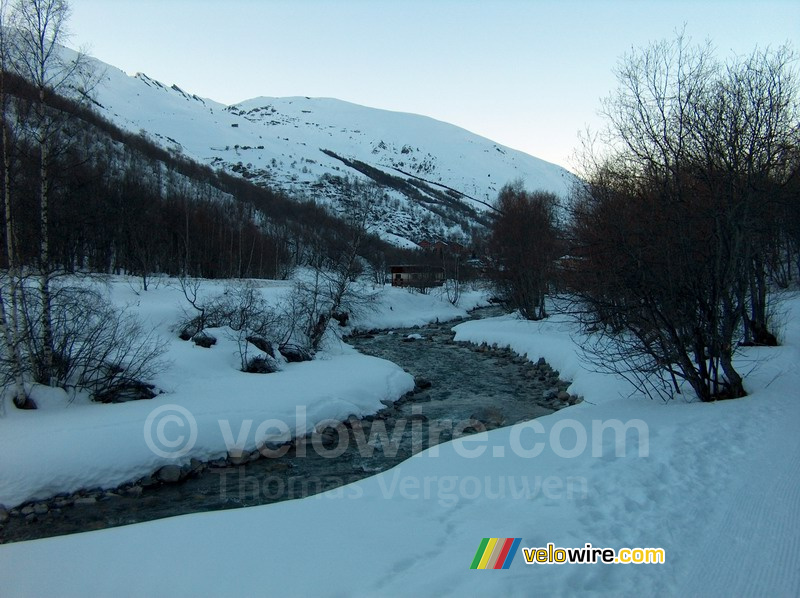 Une rivière hivernale