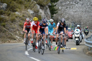 Le groupe de tête sur le Col de l'Ecre (620x)
