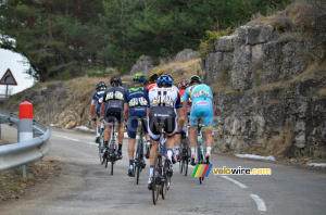 Le groupe de tête sur le Col de l'Ecre (2) (354x)