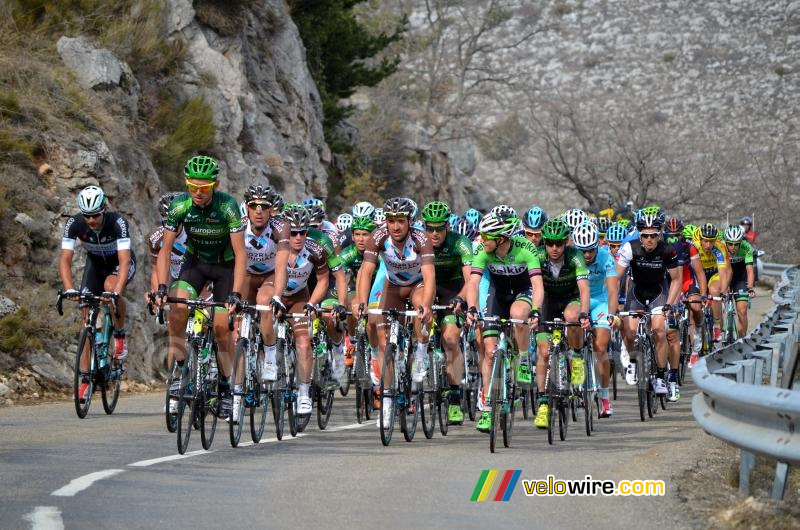 The peloton on the Col de l'Ecre