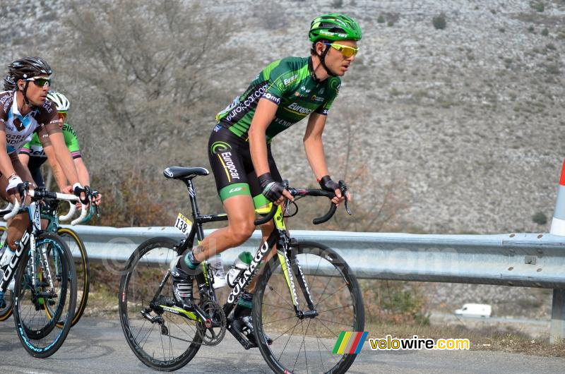 Perrig Qumeneur (Europcar) aan kop van het peloton op de Col de l'Ecre