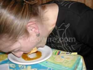 Ellen eats a 'flanby' (222x)