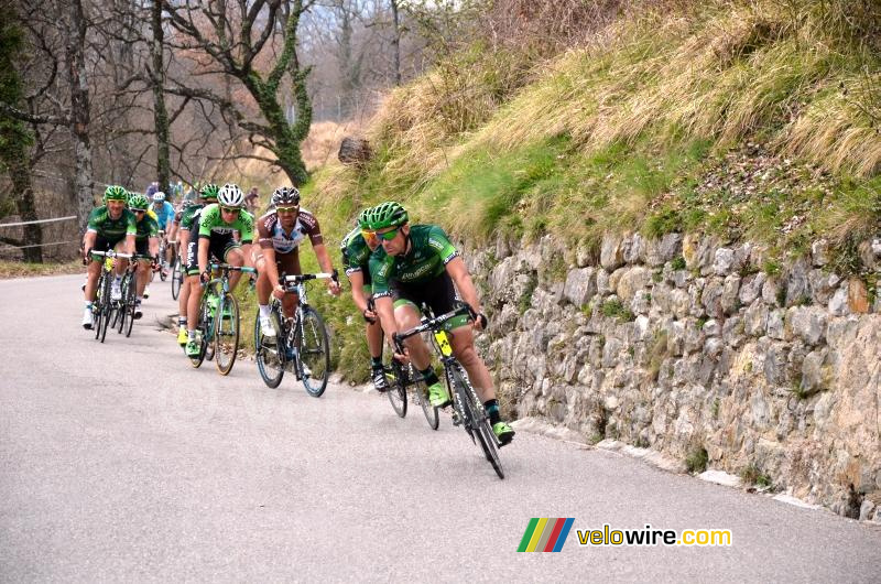 The peloton leaving Gréolières