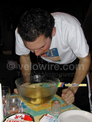 Cédric eats a under water flanby (193x)