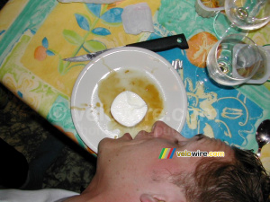 Thomas eats a yoghurt as a flanby (237x)