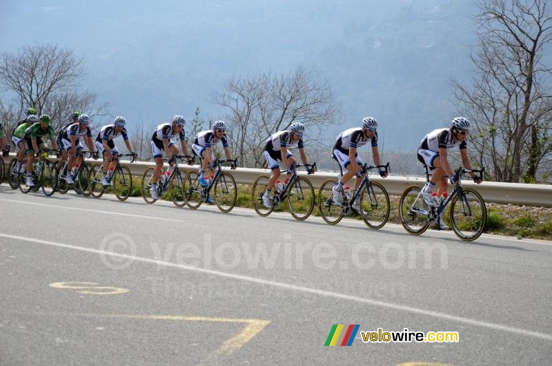 De Giant-Shimano ploeg vooraan het peloton richting de sprint
