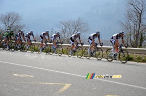 The Team Giant-Shimano leading the peloton towards the sprint (526x)