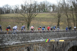 Le groupe de tête sur le pont au-dessus de la Sèvre Nantaise (438x)