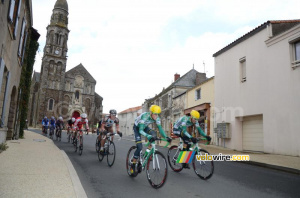 Le peloton à l'église de Saint-Fiacre (584x)