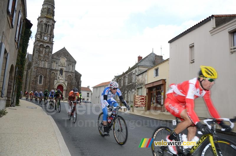 The peloton at the church of Saint-Fiacre (2)
