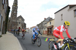 The peloton at the church of Saint-Fiacre (2) (386x)