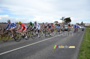 The reduced breakaway of 12 riders (405x)