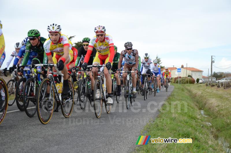 Le peloton en chasse derrière les 12 (2)