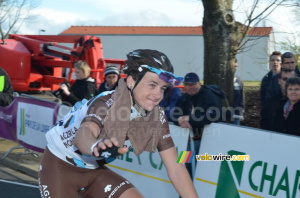 Alexis Gougeard (AG2R La Mondiale), content de sa victoire (2) (320x)