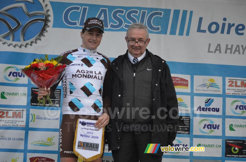 Alexis Gougeard (AG2R La Mondiale) avec l'organisateur de la course