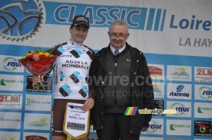 Alexis Gougeard (AG2R La Mondiale) with the race organisor (376x)